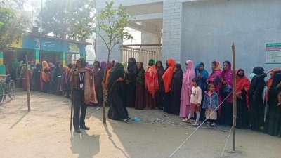 কেন্দ্রে ভোটাররা