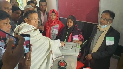 ভোট দেন আইনমন্ত্রী