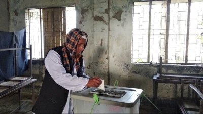 টাঙ্গাইল-৮ আসনের বাসাইল উপজেলার কলিয়া সরকারি প্রাথমিক বিদ্যালয় কেন্দ্রে ভোটগ্রহণ