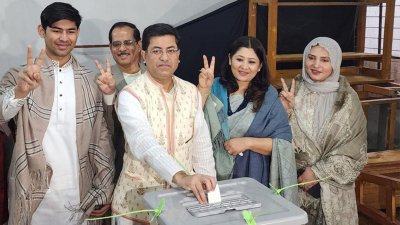 ভোট দিচ্ছেন শেখ ফজলে নূর তাপস