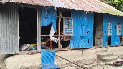 বাড়িঘর ভাঙচুর ও অগ্নিসংযোগ করা হয়