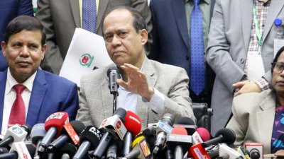 সংবাদ সম্মেলনে প্রধান নির্বাচন কমিশনার (সিইসি) কাজী হাবিবুল আউয়াল (ছবি: ফোকাস বাংলা)