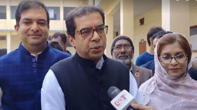 ভোট প্রদান শেষে সাংবাদিকদের সঙ্গে কথা বলছেন কাজী নাবিল আহমেদ