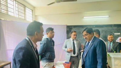 ভোট কেন্দ্র পরিদর্শন করেন জাতীয় মানবাধিকার কমিশনের চেয়ারম্যান ড. কামাল উদ্দিন আহমেদ