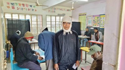 শহরের পুরাতন কসবা সরকারি প্রাথমিক বিদ্যালয় (বালক) কেন্দ্রে ভোট দিচ্ছেন ভোটাররা