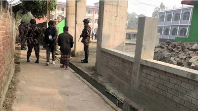 বিজিবি ও পুলিশ কর্মকর্তারা ঘটলাস্থল পরিদর্শন করেছেন