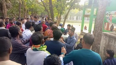 সদর উপজেলার ইটবাড়িয়া ইউনিয়নের কচাবুনিয়া ভোটকেন্দ্রে এ ঘটনা ঘটে