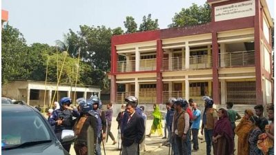 ঘটনাস্থলে পুলিশ