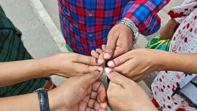 ভোটার উপস্থিতি কম থাকলেও উৎসবের আমেজ ছিল বিভিন্ন কেন্দ্রে