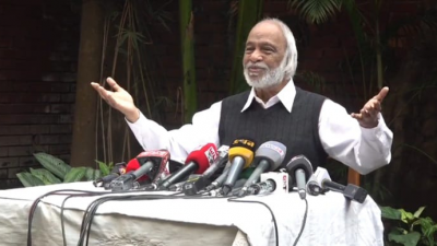 নিজের বাসভবনে অনুষ্ঠিত সংবাদ সম্মেলনে বক্তব্য রাখছেন আবদুল মঈন খান