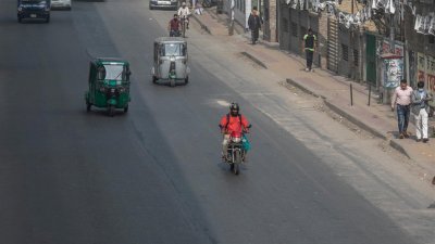 রাজধানীর ব্যস্ত রাস্তাগুলো এখন প্রায় ফাঁকা