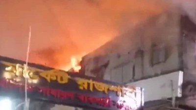 রাজশাহী নগরীর আরডিএ মার্কেটে আগুন লেগেছে