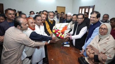 নেতাকর্মীসহ বিভিন্ন সামাজিক ও পেশাজীবী সংগঠন, শিক্ষা প্রতিষ্ঠান এবং ব্যবসায়ী নেতৃবৃন্দ কাজী নাবিল আহমেদকে ফুল দিয়ে শুভেচ্ছা জানান