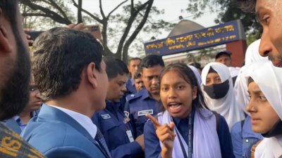 সড়ক অবরোধ করেন নিহত শিক্ষার্থীর সহপাঠীরা