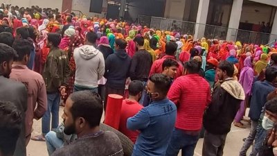 টার্গেট ডেনিম অ্যান্ড ক্যাজুয়াল ওয়্যার লিমিটেডের শ্রমিকরা কারখানার ভেতরে কর্মবিরতি পালন করেছেন