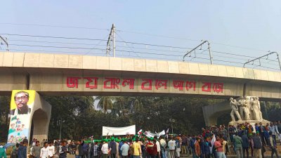 খণ্ড খণ্ড মিছিল নিয়ে জনসভাস্থলে আসেন নেতাকর্মীরা