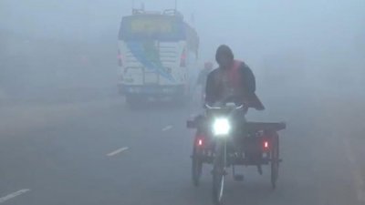 ঘন কুয়াশার কারণে রাস্তাঘাটগুলোতে হেডলাইট জ্বালিয়ে চলছে যানবাহন