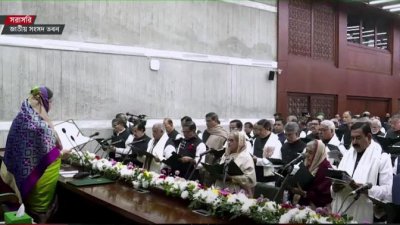 জাতীয় সংসদ ভবনে প্রবেশ করছেন প্রধানমন্ত্রী শেখ হাসিনা  ছবি: সংগৃহীত