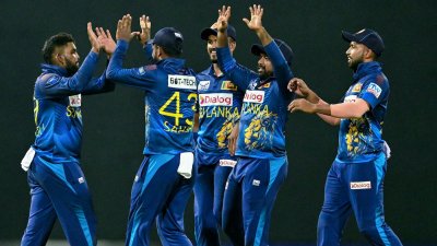 ক্যারিয়ার সেরা বোলিংয়ে জিম্বাবুয়েকে ধসিয়ে দিয়েছেন হাসারাঙ্গা।