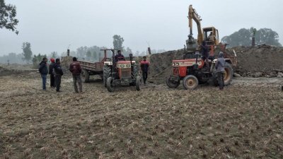 গাড়ি দিয়ে খাল খনন করে রাখা মাটি লুট
