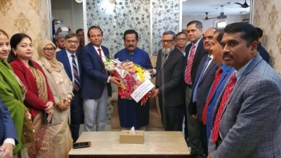 জাহাঙ্গীর কবির নানকের সঙ্গে তার বাসায় সাক্ষাৎ করেন বস্ত্র ও পাট মন্ত্রণালয়ের ঊর্ধ্বতন কর্মকর্তারা (ছবি: ফোকাস বাংলা)