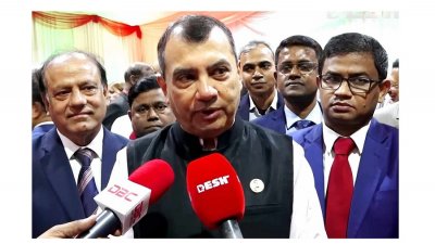 সাংবাদিকদের সঙ্গে কথা বলছেন পরিবেশ, বন ও জলবায়ু পরিবর্তন মন্ত্রী সাবের হোসেন চৌধুরী