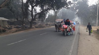 শীতে রাস্তাঘাটে মানুষ কমেছে