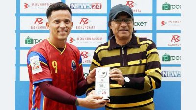 ম্যাচ সেরার পুরস্কার তুলে নিচ্ছেন ভেনেজুয়েলার ফরোয়ার্ড এডওয়ার্ড মনিলো