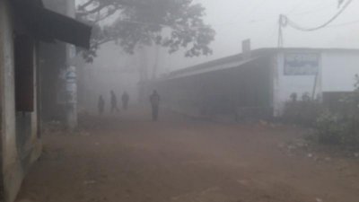 বেলা হলেও কাটছে না কুয়াশা