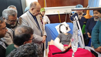 ভুটান থেকে চিকিৎসা নিতে আসা রোগী কার্মডেবার খোঁজ-খবর নিচ্ছেন স্বাস্থ্যমন্ত্রী
