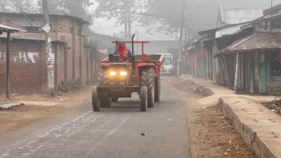দিনের বেলাতেও হেডলাইট জ্বালিয়ে চলছে যানবাহন