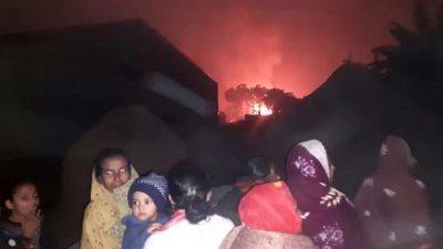 গাজীপুরে ঝুট গুদাম ও সুতার কারখানায় আগুন