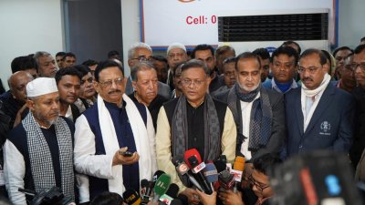 মঙ্গলবার সকালে শাহ আমানত আন্তর্জাতিক বিমানবন্দরের ভিআইপি লাউঞ্জের সামনে সংবর্ধনা সভায় বক্তব্য রেখেছেন পররাষ্ট্রমন্ত্রী হাছান মাহমুদ