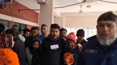 আদালত প্রাঙ্গণে তিন আসামি