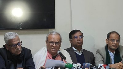 সংবাদ সম্মেলনে বক্তব্য রাখছেন রুহুল কবির রিজভী