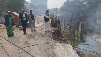 ঘটনাস্থলে উপস্থিত হন পরিবেশমন্ত্রী সাবের হোসেন চৌধুরী
