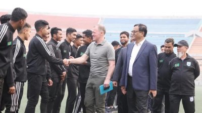 যুবাদের সঙ্গে দেখা করেন বাটলার