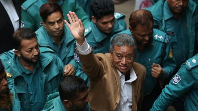 আদালত চত্বরে আমির খসরু মাহমুদ চৌধুরী (ফাইল ছবি)