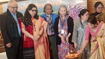 কনফারেন্সের উদ্বোধনী পর্বে প্রদীপ প্রজ্বালন/ ছবি: উৎসব কর্তৃপক্ষের সৌজন্যে