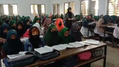 দিনাজপুরের মাধ্যমিক বিদ্যালয়গুলোতে চলছে পাঠদান
