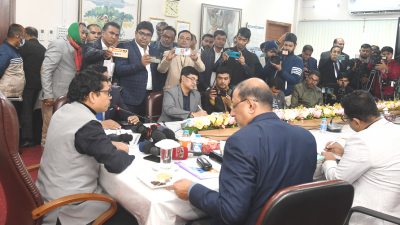 টেশিসের কর্মকর্তাদের সঙ্গে মতবিনিময় করছেন তথ‌্যপ্রযুক্তি প্রতিমন্ত্রী জুনাইদ আহমেদ পলক