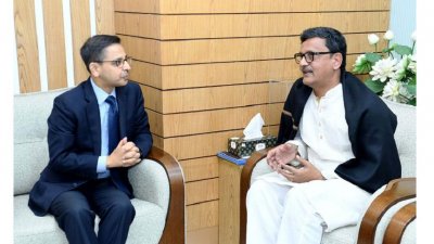 নৌপরিবহন প্রতিমন্ত্রী খালিদ মাহমুদ চৌধুরীর সঙ্গে মন্ত্রণালয়ে তার অফিসকক্ষে সাক্ষাৎ করেন ভারতের হাইকমিশনার প্রণয় ভার্মা