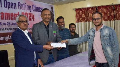 মিনহাজের হাতে পুরস্কার তুলে দেওয়া হয়েছে