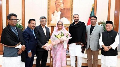 প্রধানমন্ত্রী শেখ হাসিনার সঙ্গে নবনিযুক্ত হুইপরা