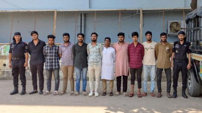 র‌্যাবের হাতে ডাকাতির অভিযোগে গ্রেফতার