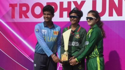 ট্রফি নিয়ে ফটোসেশনে তিন দলের অধিনায়ক