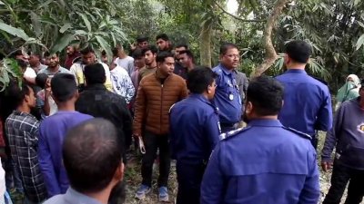 ডোবার পাশে স্থানীয়দের ভিড় ও পুলিশের উপস্থিতি