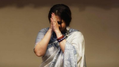 দর্শকদের প্রতি কৃতজ্ঞতা প্রকাশ করছিলেন স্বস্তিকা মুখার্জি