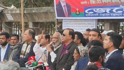 বক্তৃতা করছেন আব্দুল মঈন খান
