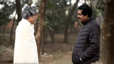 একটি দৃশ্যে দ্বৈত চরিত্রে মনির আহমেদ শিমুল
